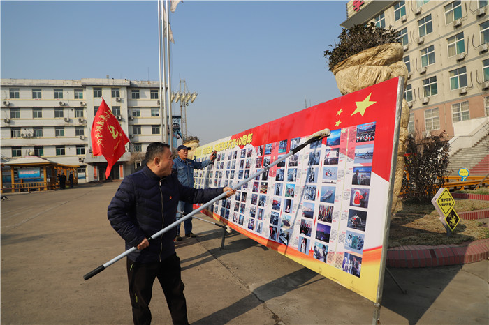 1月21日太平煤矿组织开展“擦洗矿区内外宣传栏”党员志愿服务活动2.jpg