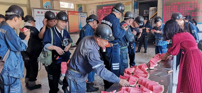 太平煤矿“为职工办实事.送清凉保安全”活动持续深入.jpg