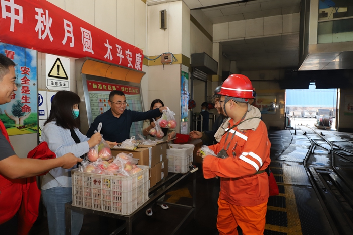 太平煤矿开展“中秋月圆 太平安康” 岗位送温暖活动 (1).JPG