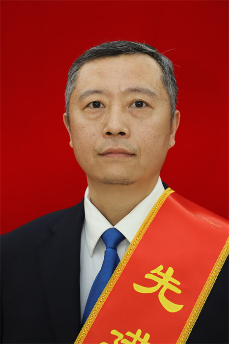 集团先进工作者姜宪明_旋转.jpg